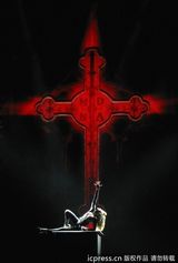 组图：麦当娜脱衣露底 与男伴当众调情