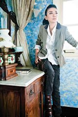 组图：黄奕中性风写真演绎老上海风情