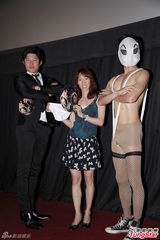 组图：日星铃木亮平宣传新片 与本裸男斗舞