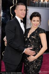 组图：奥斯卡红毯-钱宁-塔图姆热吻怀孕娇妻