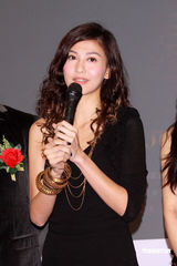 幻灯图集：万梓良加盟《岁月骄阳》 吻太太秀恩爱