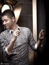 组图：任重半熟写真沉稳显迷人魅力