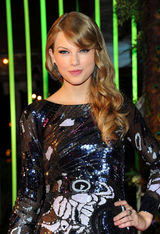 组图：第59届BMI乡村音乐奖 斯威夫特未来感十足