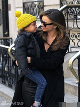 组图：米兰达带儿子上街 萌娃微笑可爱萌翻天