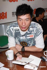 组图：许志安亮相活动遭逼婚承诺会公开婚讯