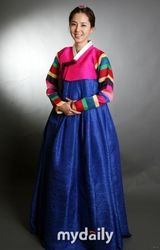 组图：韩星洪秀雅韩彩雅穿韩服拍写真知性优雅