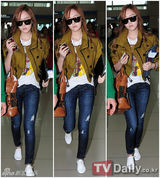 组图：少女时代Jessica休闲装亮相机场赴台拍写真