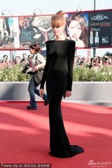 组图：《我是阿拉伯人》首映 女星裸背黑裙惊艳