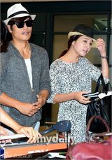 组图：李秉宪李珉廷结束蜜月返韩 牵手亮相机场