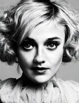 组图：达科塔-范宁金色卷发登封面 萝莉初成长