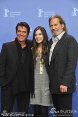 《大地惊雷》发布会 奥斯卡影帝布里奇斯亮相(图)