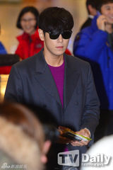 组图：BigBang休闲装帅气亮相机场赴日开唱