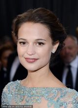 组图：艾丽西卡-维坎德长裙拖地裸背性感