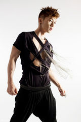 高清组图：张佑赫新专辑宣传照 穿太空服未来感十足