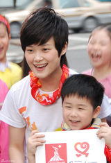 高清图：李宇春为亚运助力 街头做公益成孩子王