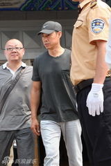 组图：葛优姜昆冯远征等明星送别黄宗洛