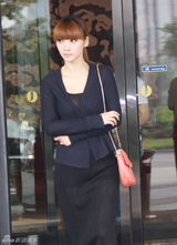 组图：柳岩薄透黑纱裙亮相《十二星座》开机