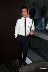 组图：郑嘉颖澄清相伴“宫女”只是助理