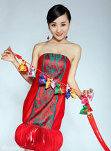 组图：杨蓉新春时尚写真 着优雅灯笼小礼服拜年