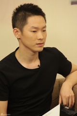 组图：梁博澄清没在美国卖艺 发新歌没空拍MV