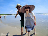 组图：高云翔董璇巴厘岛沙滩漫步大秀恩爱