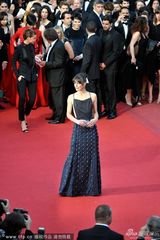 组图：米拉-乔沃维奇飘逸裙装露排骨胸