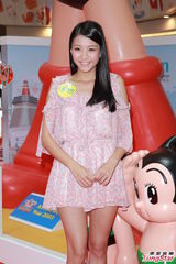 组图：陈嘉桓粉裙亮相秀长腿 称自己靠画画减压