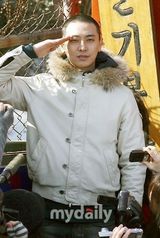 幻灯图集：韩国演员朱智勋入伍现场 为当兵做足准备