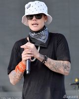 组图：比伯献唱造型女性化 结束后与赛琳娜会和