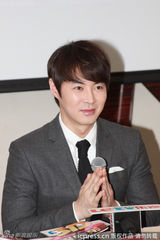 组图：神话Junjin亮相上海 出席歌迷会发布会