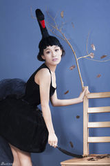 组图：王熹蛮黑天鹅造型 幻化落叶中的精灵