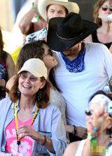 组图:米拉-库尼斯平底鞋挺孕肚亮相 与库彻热吻