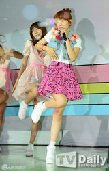 组图：白雅言发新辑MissA孟佳到场助阵