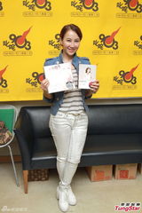 组图：李玟商台宣传新碟 收录结婚歌送歌迷