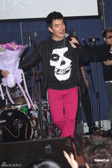 组图：任贤齐新歌演唱会不忘做慈善特设黑暗通道