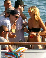 莱昂纳多比基尼趴跨年 超模半裸激情互摸(图)