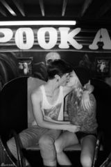 组图：碧昂斯蕾丝遮乳性感 自摸私处表情享受