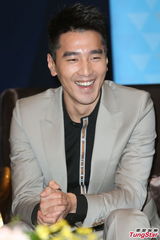 组图：赵薇宽松装扮携赵又廷亮相台湾