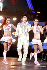 周杰伦演唱会与脱衣舞娘热舞 气氛异常火爆(图)