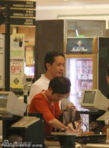 组图：24孝老公冯远征陪妻逛街耐心细致