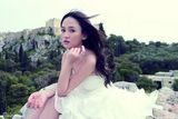 组图：陈乔恩希腊拍写真 披婚纱期待出嫁却苦无对象