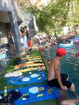 组图：比伯赛琳娜再次复合 赴泳池派对贴身暧昧