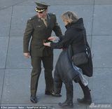 组图：阿汤哥戎装现身《杀戮轮回》伦敦片场