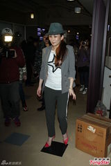 组图：温岚尾椎不慎摔骨裂 男友送中药进补