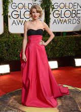 组图：金球奖红毯 泰勒斯威夫特美艳引媒体追逐