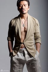 组图：唐文龙拍摄新写真 身形健美大秀熟男风范