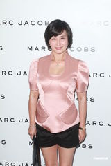 组图：众星出席时装展 陈慧琳小腹平坦不似怀孕