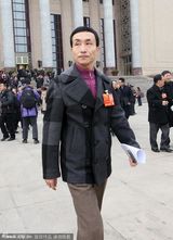 组图：成龙参加两会引尖叫骚乱不禁捂耳