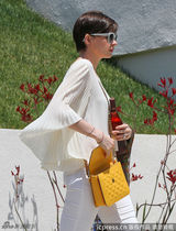 组图：海瑟薇百褶衫黄挎包 夏日小跑清丽亮眼