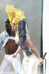 幻灯图：Lady Gaga个唱呲牙咧嘴背马赛克“驼峰”